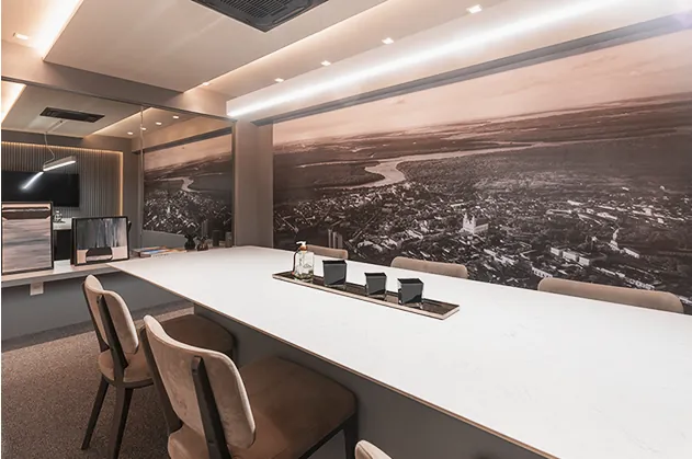 Espaço de reuniões com mesa ampla e painel decorativo