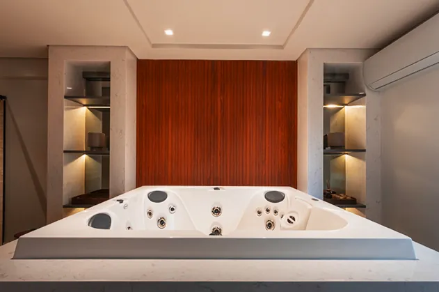 Spa com banheira de hidromassagem