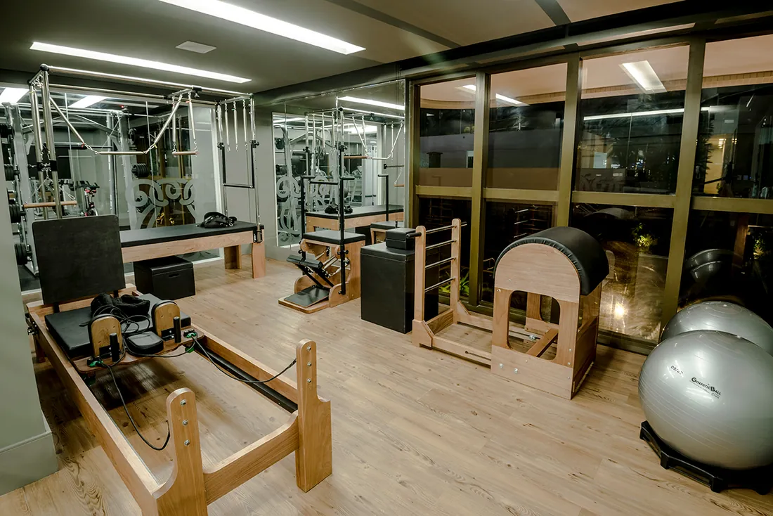 Estúdio de pilates com equipamentos