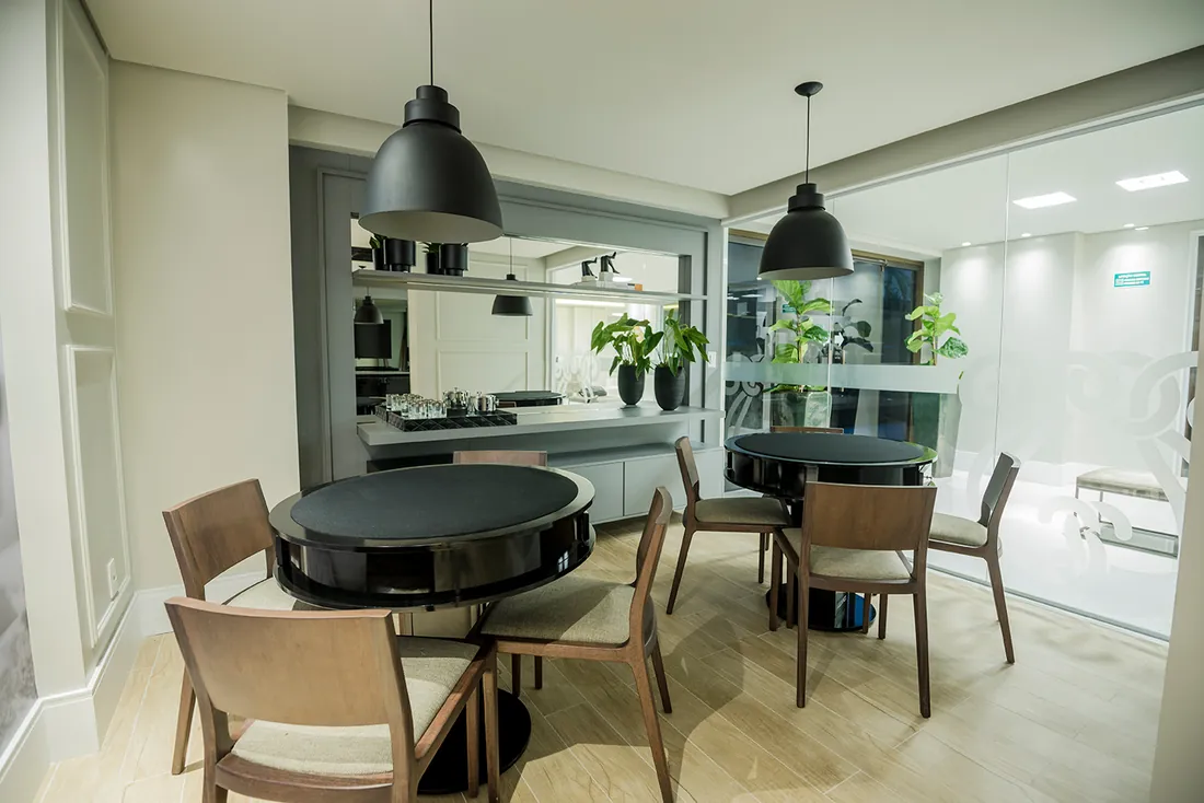 Sala de jogos com mesas de carteado