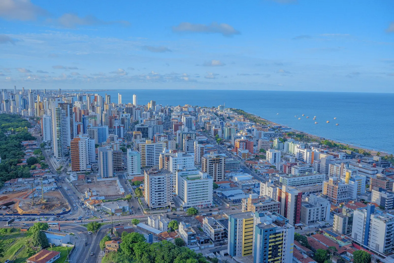 Vista aérea de João Pessoa com a orla ao fundo